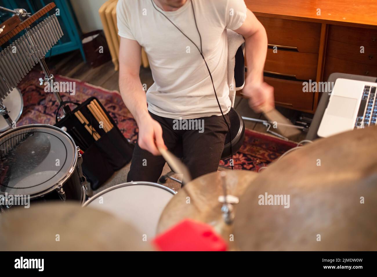Un jeune homme joue de la batterie dans un studio de gros plan. Banque D'Images
