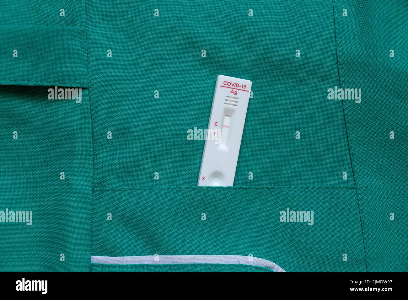Le test de covid négatif repose sur la forme médicale du médecin, test d'anticorps Banque D'Images