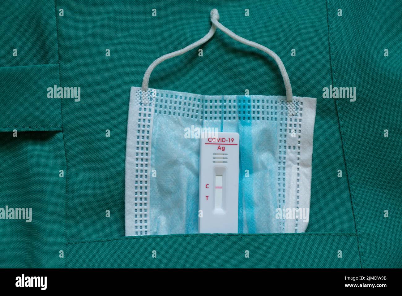 Le test de covid négatif se trouve sur un masque médical, test d'anticorps Banque D'Images