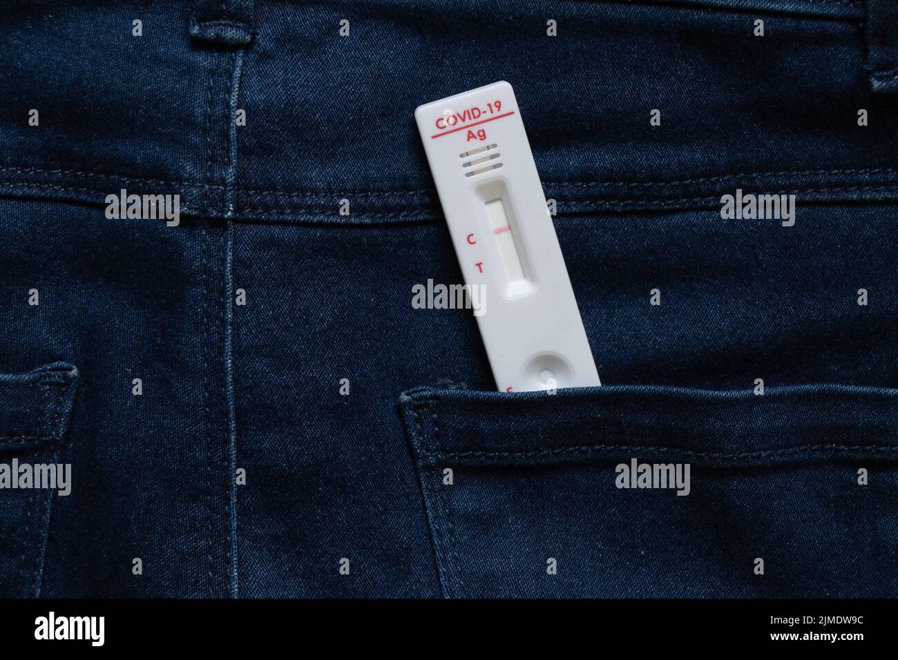 Le test négatif de covid repose sur un Jean, test d'anticorps Banque D'Images