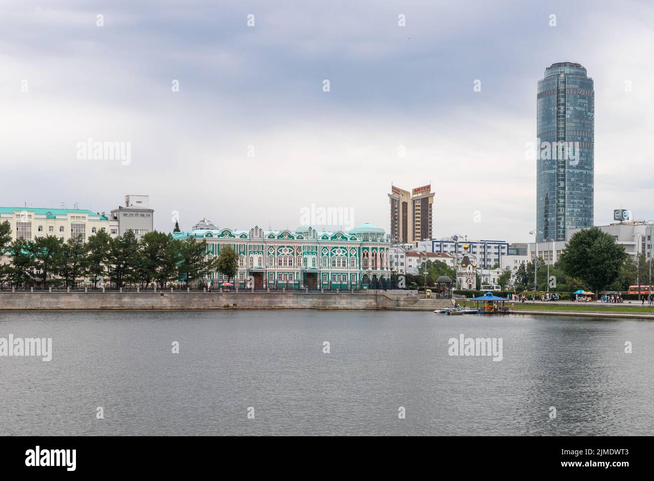 Remblai de la ville avec des bâtiments de l'Université d'Architecture d'Etat d'Ural et la tour haute du centre d'affaires Vysotsky. Russie, y Banque D'Images