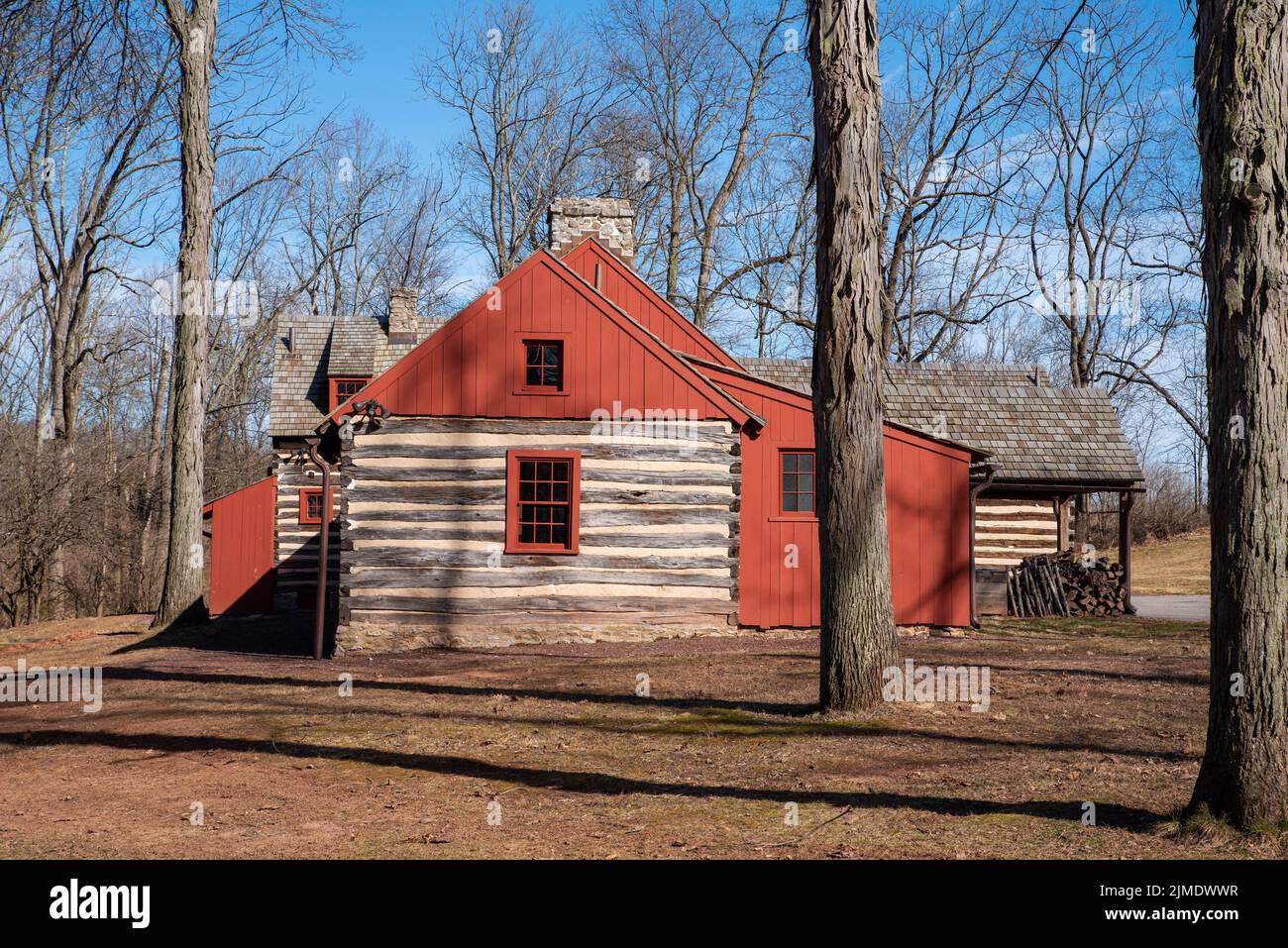 Chalet colonial en bois rond et maison en bois rouge Banque D'Images