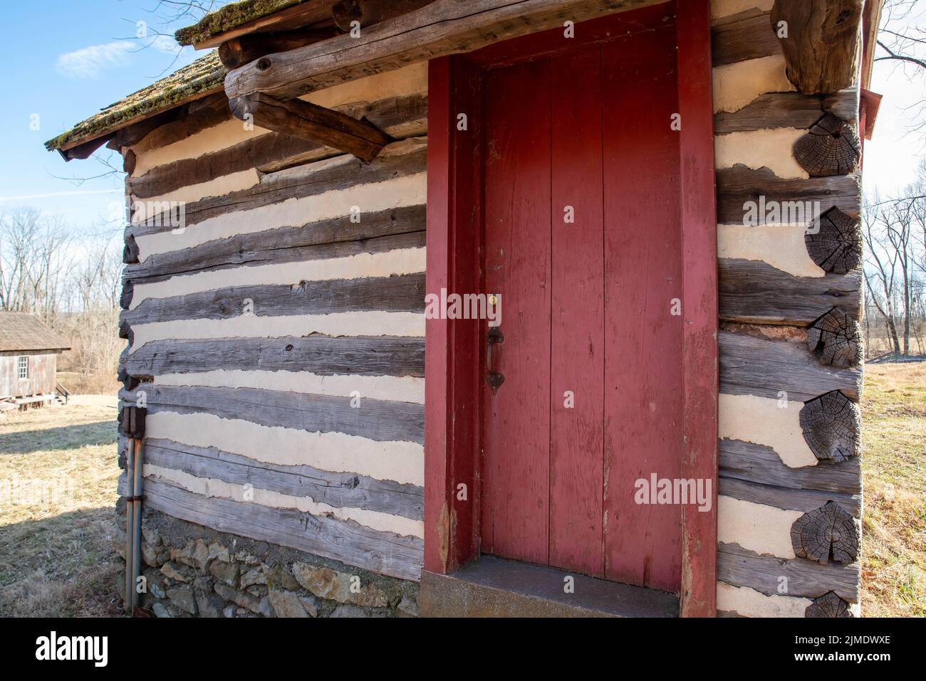 Extérieur de la cabane en rondins coloniale de Pennsylvanie avec porte rouge Banque D'Images