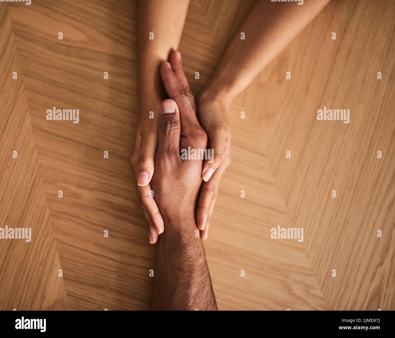 Soin, gentillesse, soutien avec deux personnes tenant la main tout en étant assis et en parlant ensemble. Au-dessus du couple affectueux, faisant preuve de confiance et de pardon Banque D'Images