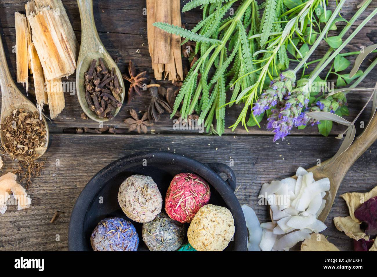 Ensemble d'encens aromatiques et de fleurs et herbes naturelles sur bois rustique Banque D'Images