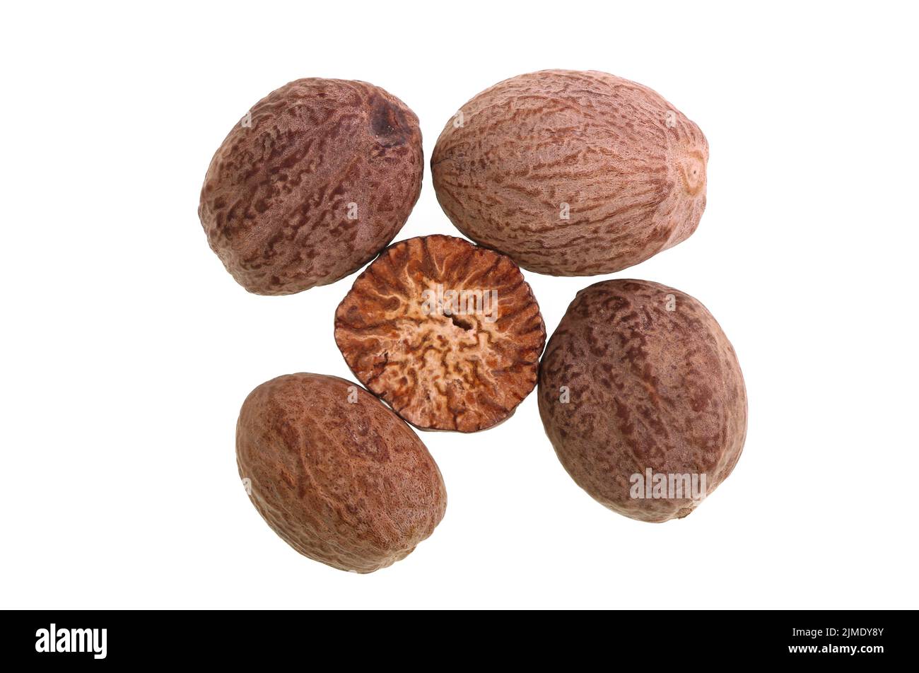 La noix de muscade est l'épice faite en meulant les grains de graines de l'arbre parfumé de noix de muscade, Myristica fragrans, et utilisé dans de nombreux plats salés et sucrés Banque D'Images