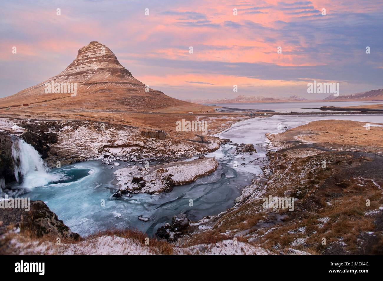 À la montagne kirkjufell et la cascade Kirkjugelsfoss, péninsule de snaefellsness, Islande, Europe Banque D'Images