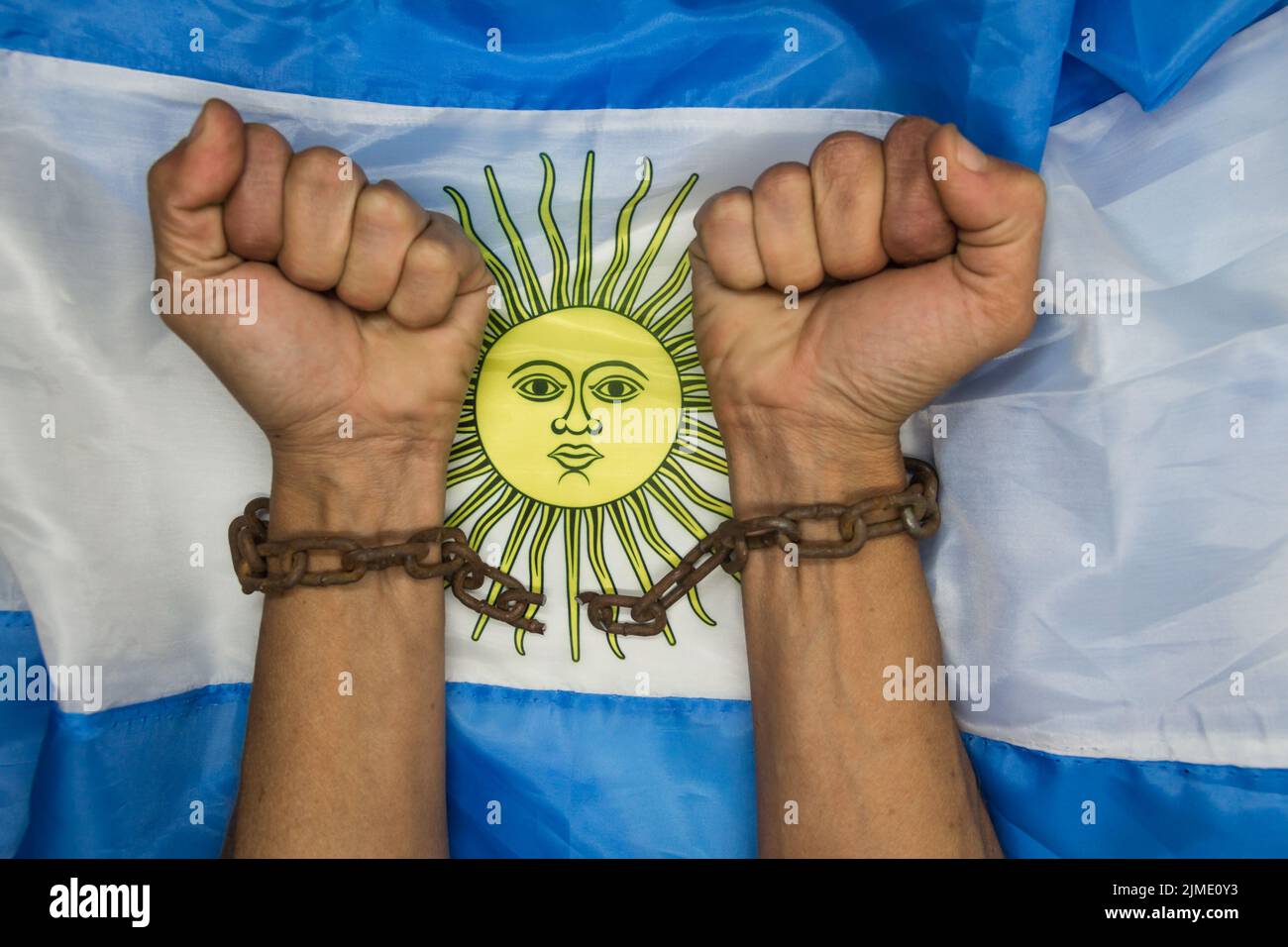 Poings qui brisent les chaînes sur le drapeau argentin. Révolution Argentine et concept d'indépendance Banque D'Images