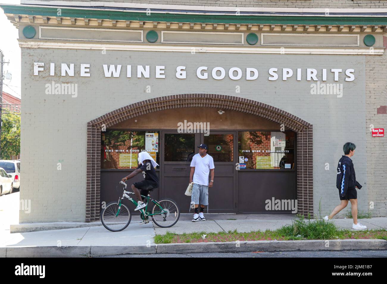 Harrisburg, États-Unis. 05th août 2022. Les gens sont vus en face d'un magasin de vins fins et de bons spiritueux appartenant à l'État dans le quartier Midtown de Harrisburg. Crédit : SOPA Images Limited/Alamy Live News Banque D'Images