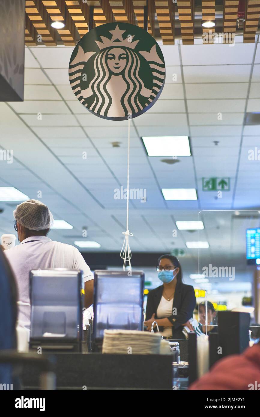 Lima, Pérou. Juillet 2022 : café Starbucks à l'aéroport de Lima au Pérou. Starbucks est le plus grand café du monde Banque D'Images