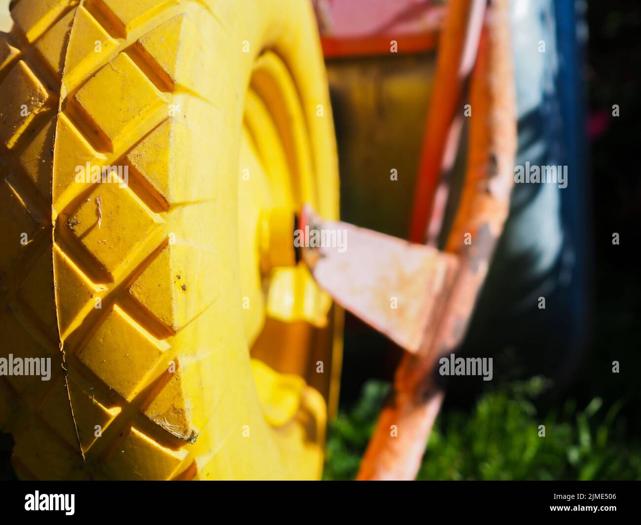 Accent sélectif sur la bande de roulement de roue en caoutchouc jaune d'un chariot de jardin Banque D'Images