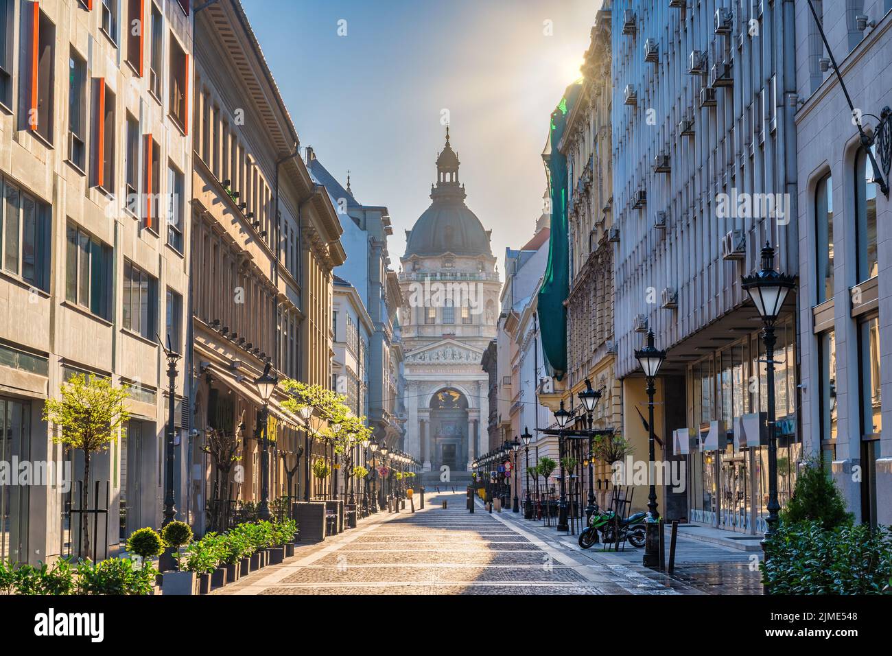Budapest Hongrie, vue sur la ville à la rue Zrinyi et la basilique Saint-Étienne Banque D'Images