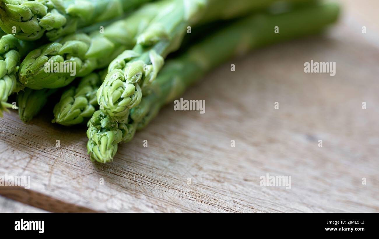 Asperges vertes fraîches d'un champ d'asperges comme ingrédient dans une cuisine Banque D'Images