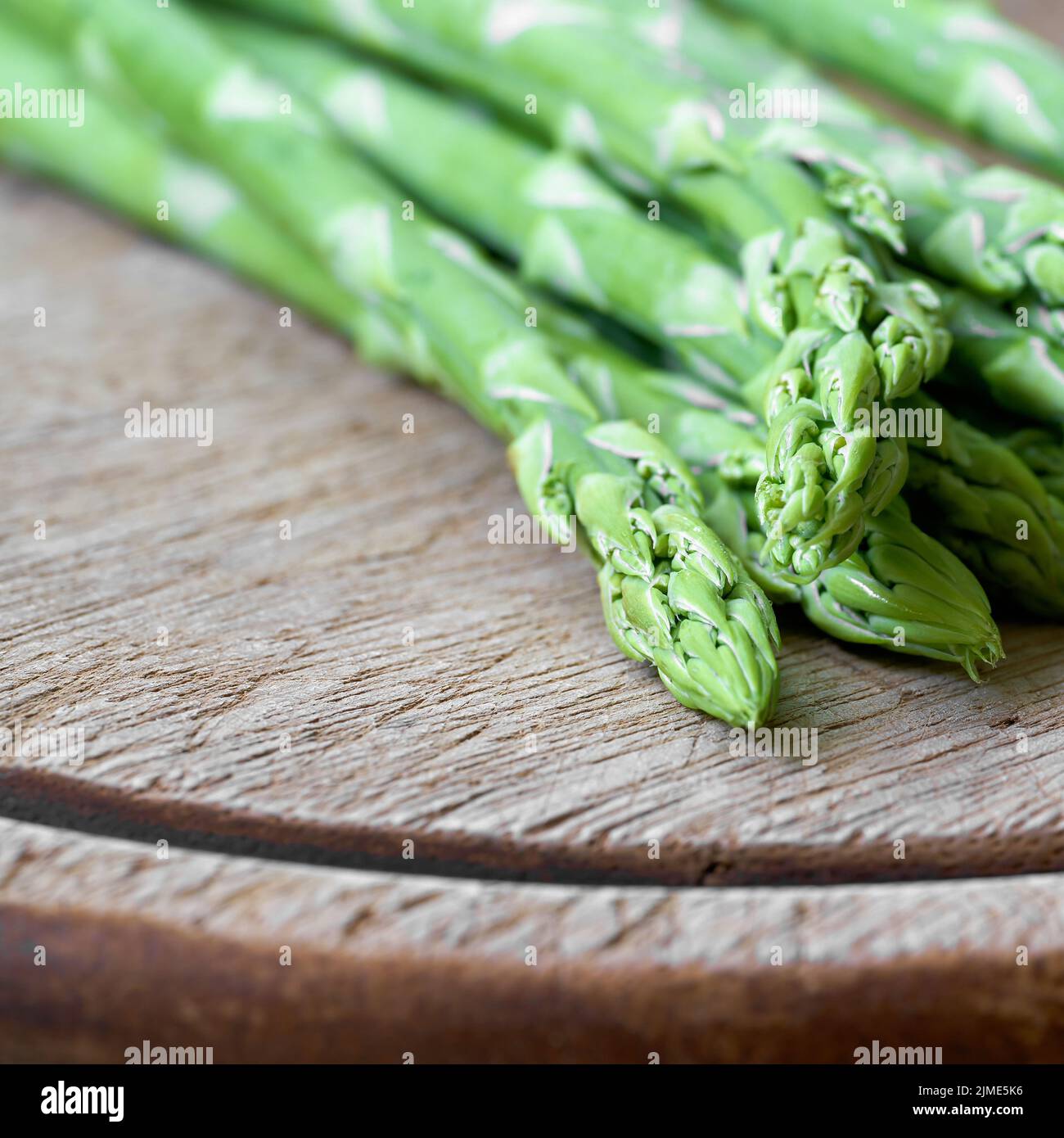 Asperges vertes fraîches d'un champ d'asperges comme ingrédient dans une cuisine Banque D'Images