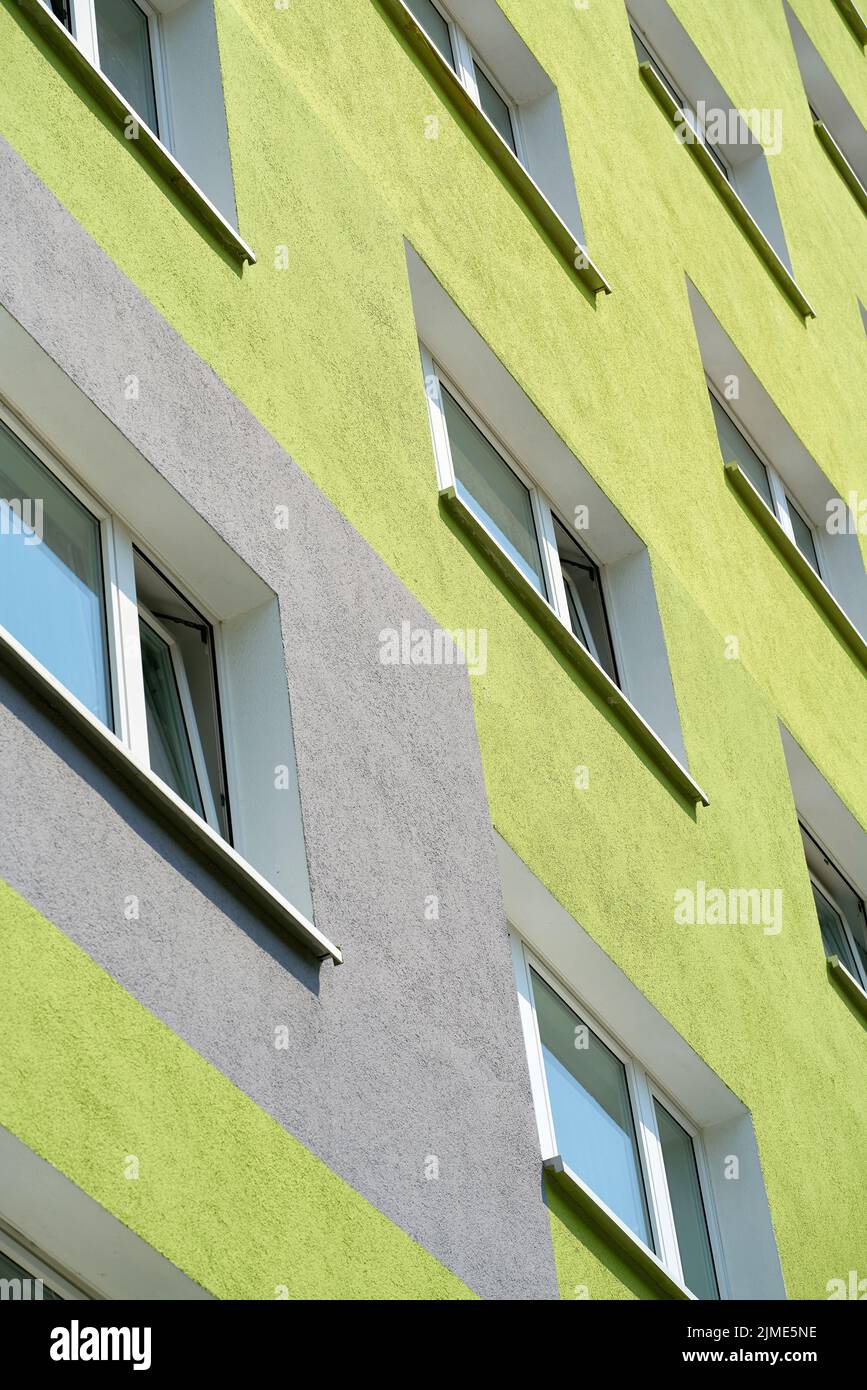 Façade d'un bâtiment préfabriqué rénové dans le quartier de Neustadt à Magdebourg en Allemagne Banque D'Images