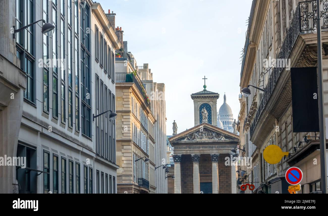 Cathédrale au bout d'une étroite rue parisienne Banque D'Images