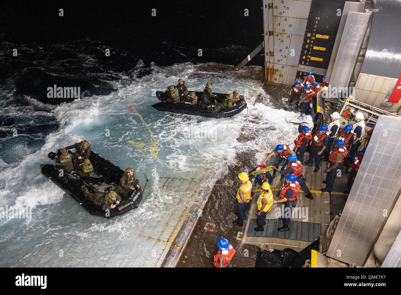 Mer des Philippines. 5th août 2022. Marines des États-Unis avec Bataillon Landing Team 2/5, 31st Marine Expeditionary Unit, jeter et recevoir des lignes de marins de la marine des États-Unis affectés à un navire de transport amphibie USS New Orleans (LPD 18) lors d'une vérification de navire à bord d'un pont-puits à bord de LPD 18 en mer des Philippines, août. 1, 2022. Le MEU de 31st opère à bord de navires du groupe de préparation amphibie USS Tripoli dans la zone d'opérations de la flotte de 7th pour améliorer l'interopérabilité avec les alliés et les partenaires et servir de force de réaction prête à l'emploi pour défendre la paix et la stabilité dans la région Indo-Pacifique. (Crédit IM Banque D'Images