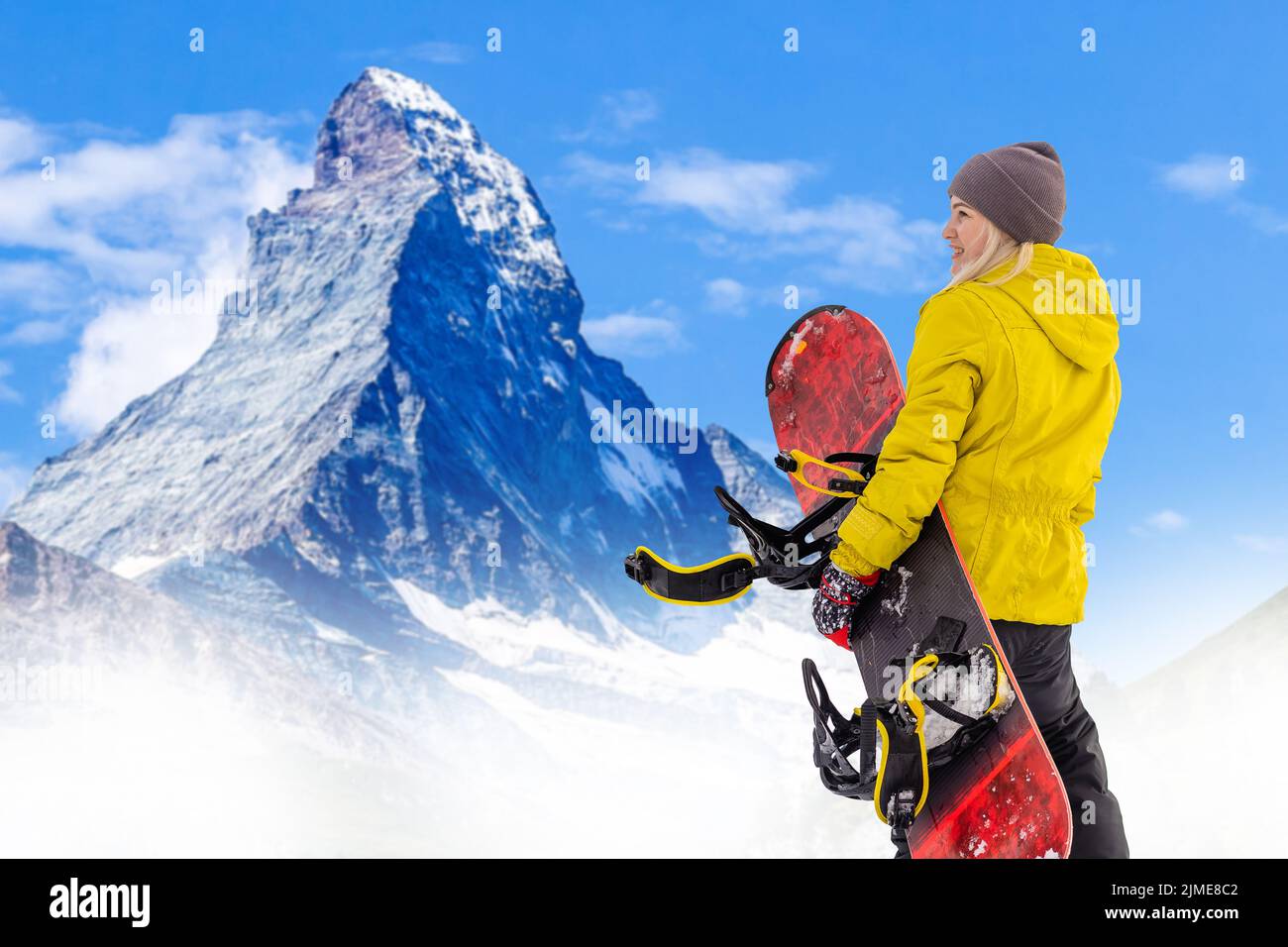 femme et surf des neiges sur le paysage alpin de montagne - concept de  snowboard Photo Stock - Alamy