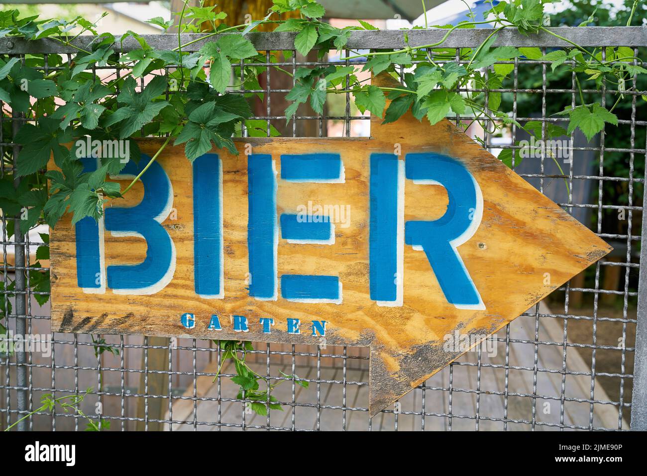Panneau avec flèche directionnelle avec l'inscription Bier garten (jardin de bière) à Berlin Banque D'Images