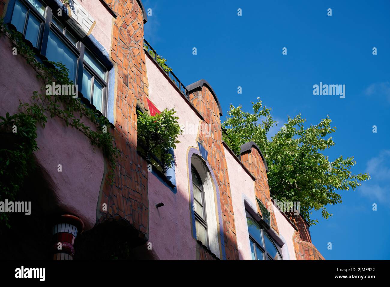 Façade de la Hundertwasserhaus, appelée gruene Zitadelle dans la ville de Magdebourg en Allemagne Banque D'Images