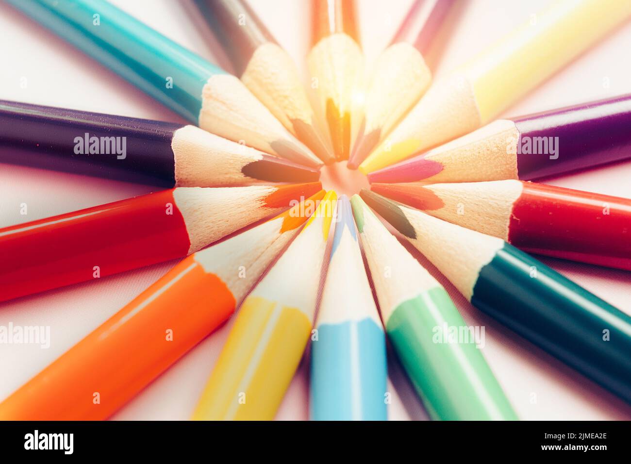 Une figure de crayons de couleur en forme de soleil aux rayons. Le concept de créativité ou de développement du groupe. Banque D'Images