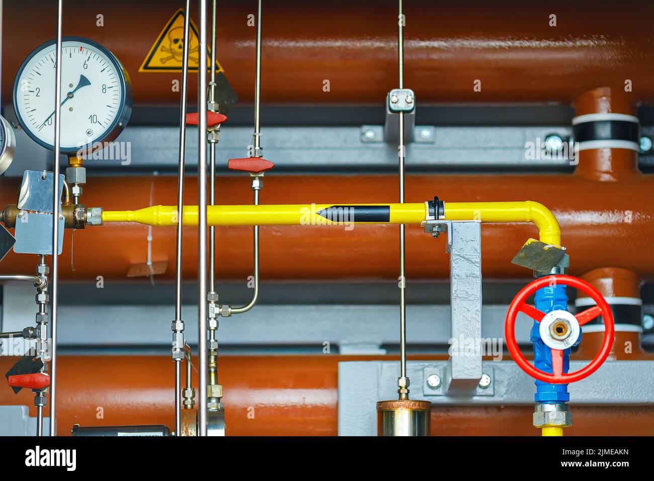 Il s'agit des tuyaux, des capteurs, des manomètres et des soupapes du système de gazéification. Arrière-plan industriel Banque D'Images