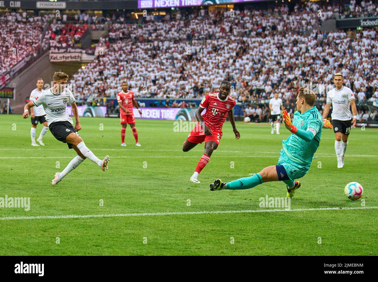 Manuel NEUER, gardien de but FCB 1 défendre contre Jesper Lindström, Lindstroem FRA 29 dans le match EINTRACHT FRANKFURT - FC BAYERN MÜNCHEN 1.Ligue allemande de football le 05 août 2022 à Francfort, Allemagne. Saison 2022/2023, match 1, 1.Bundesliga, FCB, Munich, 1.Spieltag © Peter Schatz / Alamy Live News - LA RÉGLEMENTATION DFL INTERDIT TOUTE UTILISATION DE PHOTOGRAPHIES comme SÉQUENCES D'IMAGES et/ou QUASI-VIDÉO - Banque D'Images