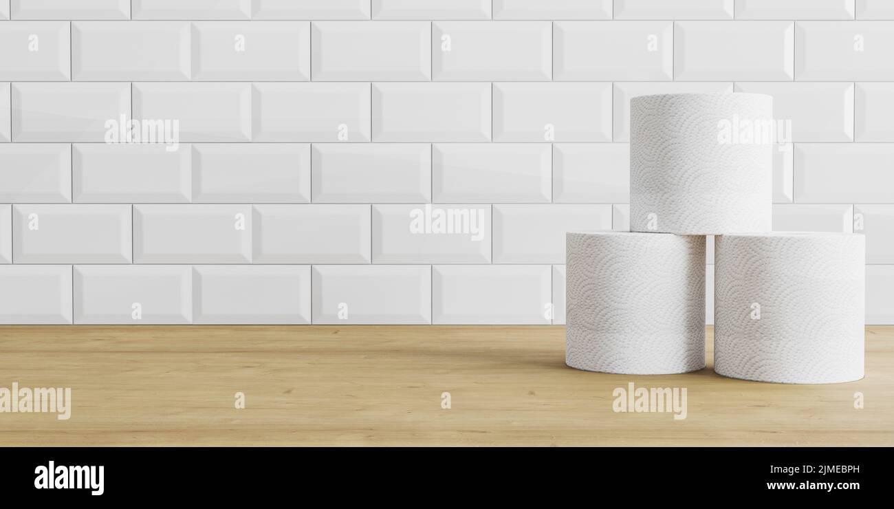Rouleaux de papier toilette sur fond en bois et carrelage blanc. Rouleau de papier toilette sur une table, arrière-plan Banque D'Images