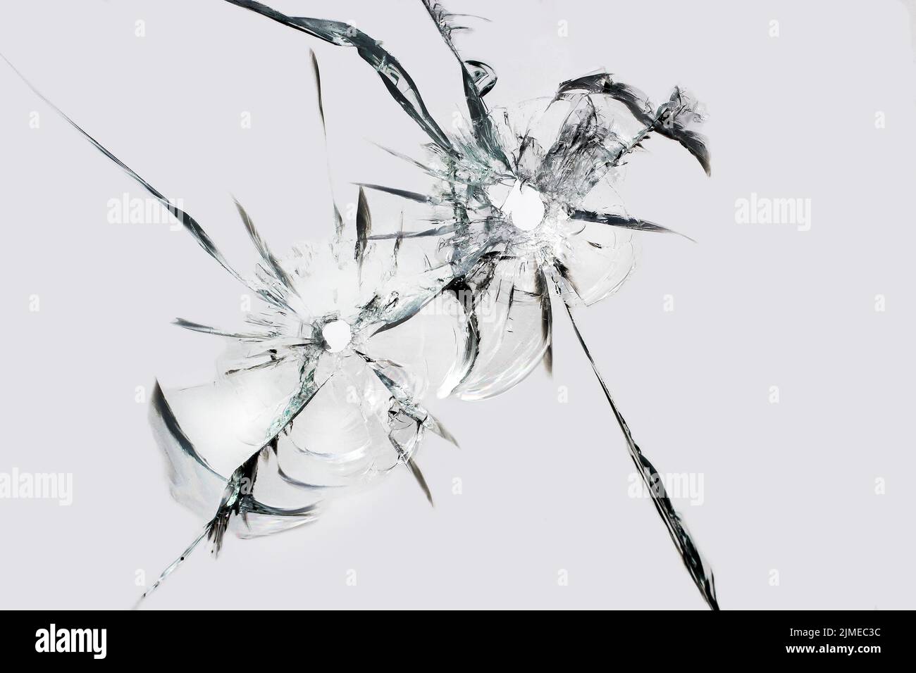 Coups sur le verre. Trous avec fissures, texture des fissures sur le verre brisé Banque D'Images