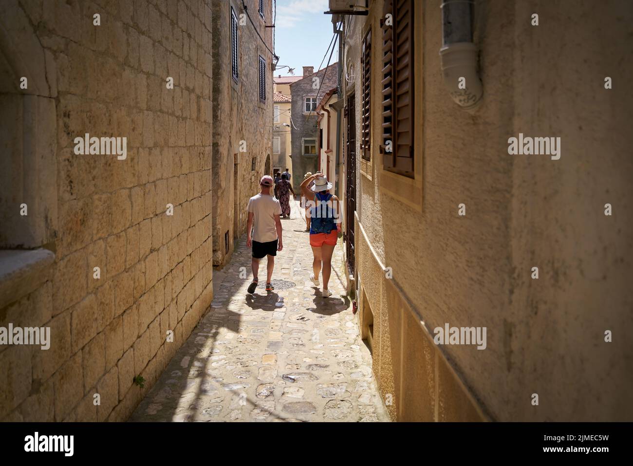 Touristes dans une ruelle étroite dans la vieille ville de Krk en Croatie Banque D'Images