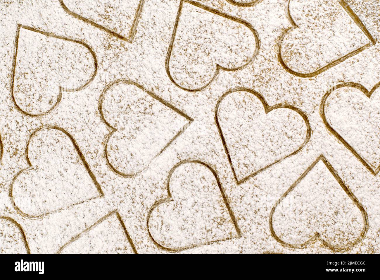 Fond de pâte de gingembre avec biscuits en forme de coeur coupé, sprink Banque D'Images