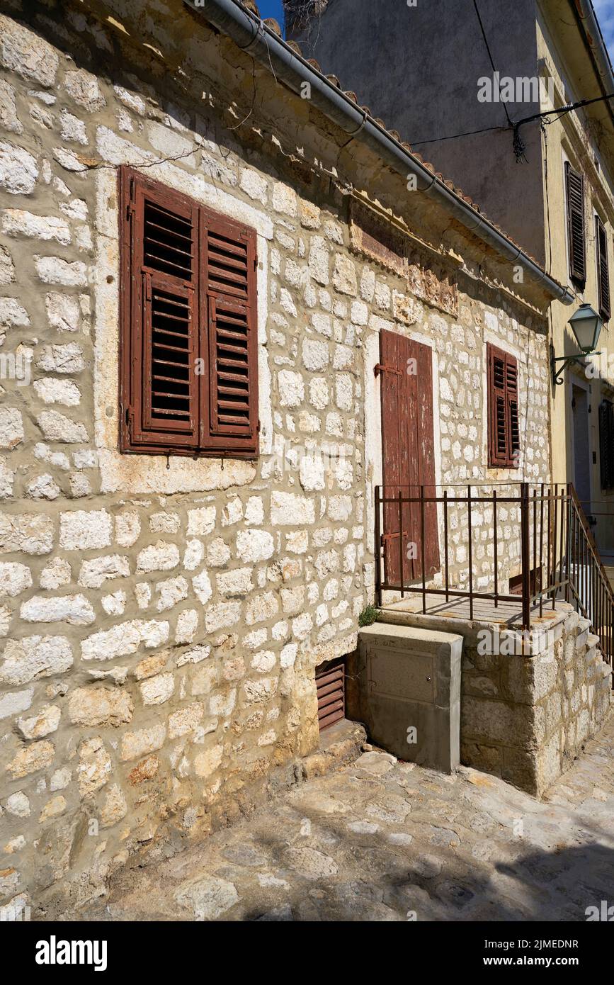 Maison historique de calcaire traditionnel dans la vieille ville de Krk en Croatie Banque D'Images