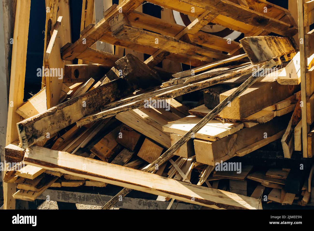 Déchets de bois provenant de planches et de barres. Traitement du bois. Banque D'Images