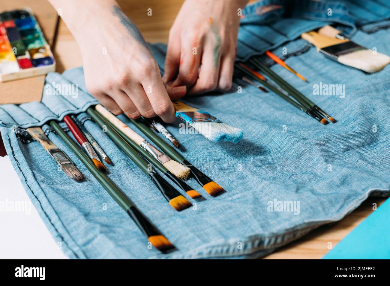 trousse de peintre artiste choisissant un sac de denim à pinceau Banque D'Images