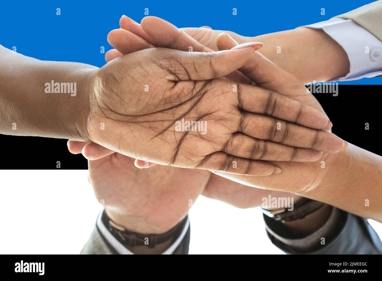 Drapeau de l'Estonie, intergration d'un groupe multiculturel de jeunes Banque D'Images