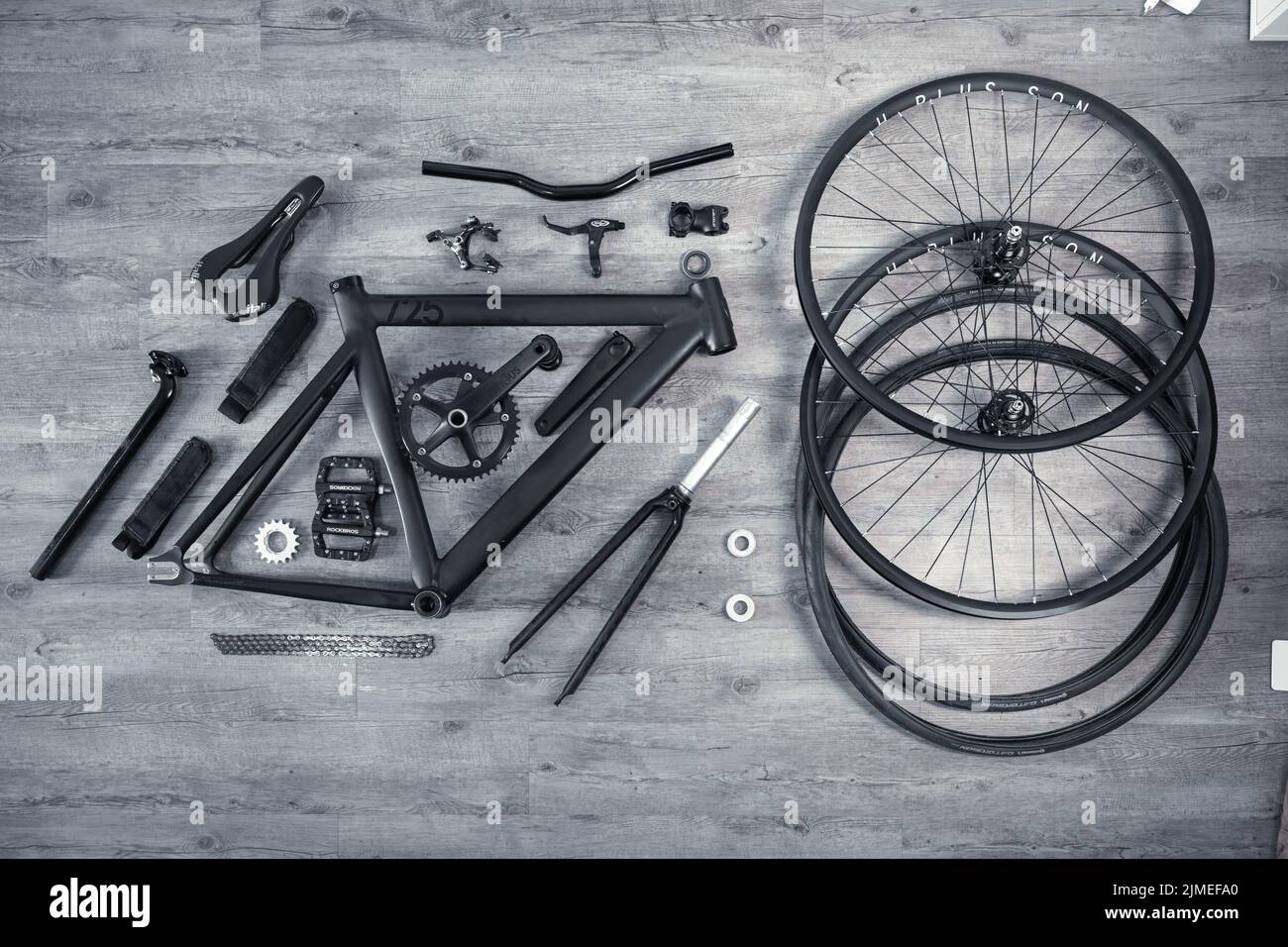 Un rayon plat de toutes les parties individuelles d'un vélo couché sur un sol gris, vélo démonté Banque D'Images