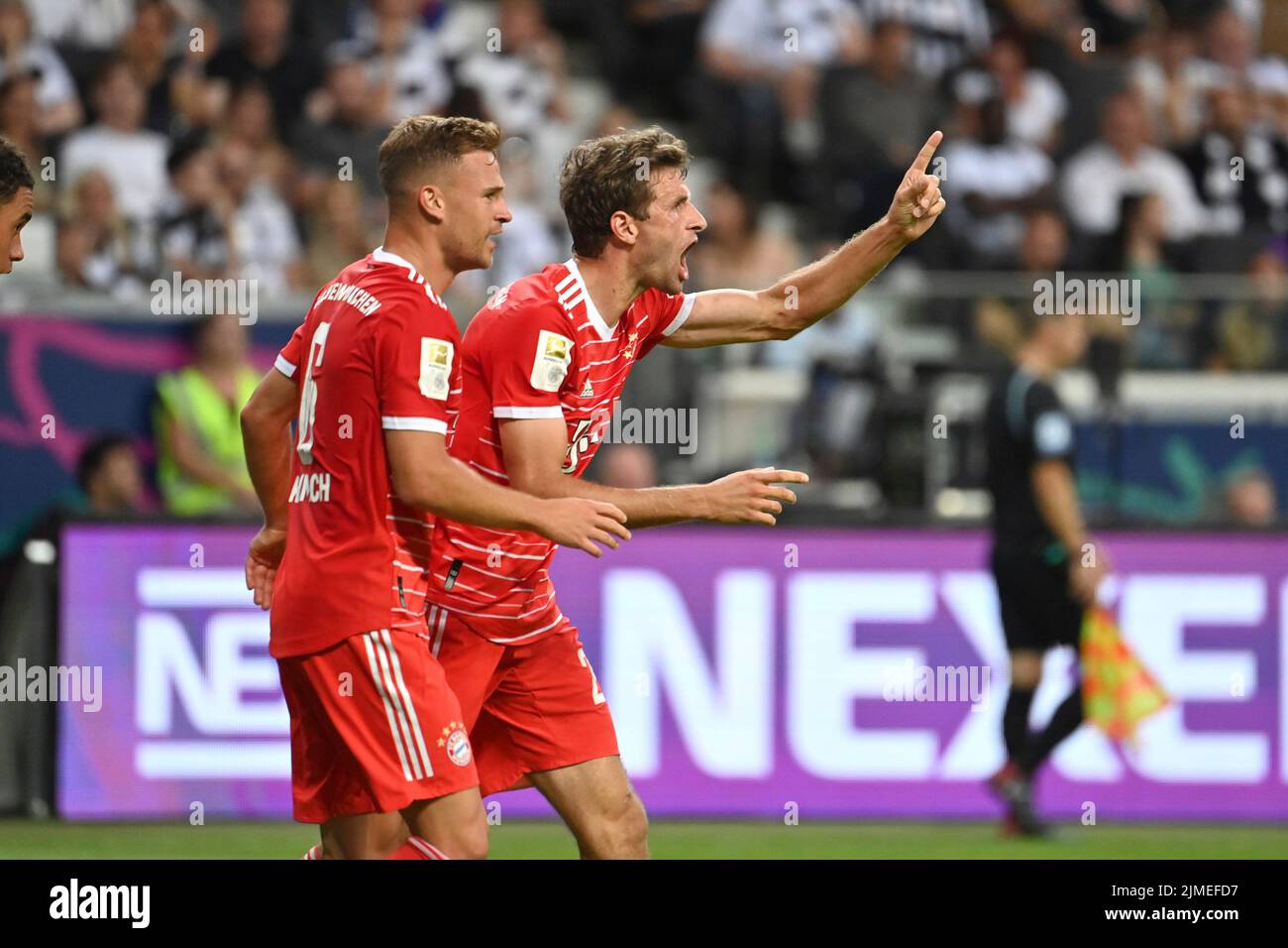 Francfort, Allemagne. 05th août 2022. v. re : Thomas MUELLER (M?LLER, FC Bayern Munich), Joshua KIMMICH (FC Bayern Munich), jubilation, joie, enthousiasme, action. Football 1st Bundesliga saison 2022/2023, 1st match day, matchday01, Eintracht Frankfurt - FC Bayern Munich 1-6. On 5 août 2022, DEUTSCHE BANK PARK Frankfurt. ? Credit: dpa/Alay Live News Banque D'Images