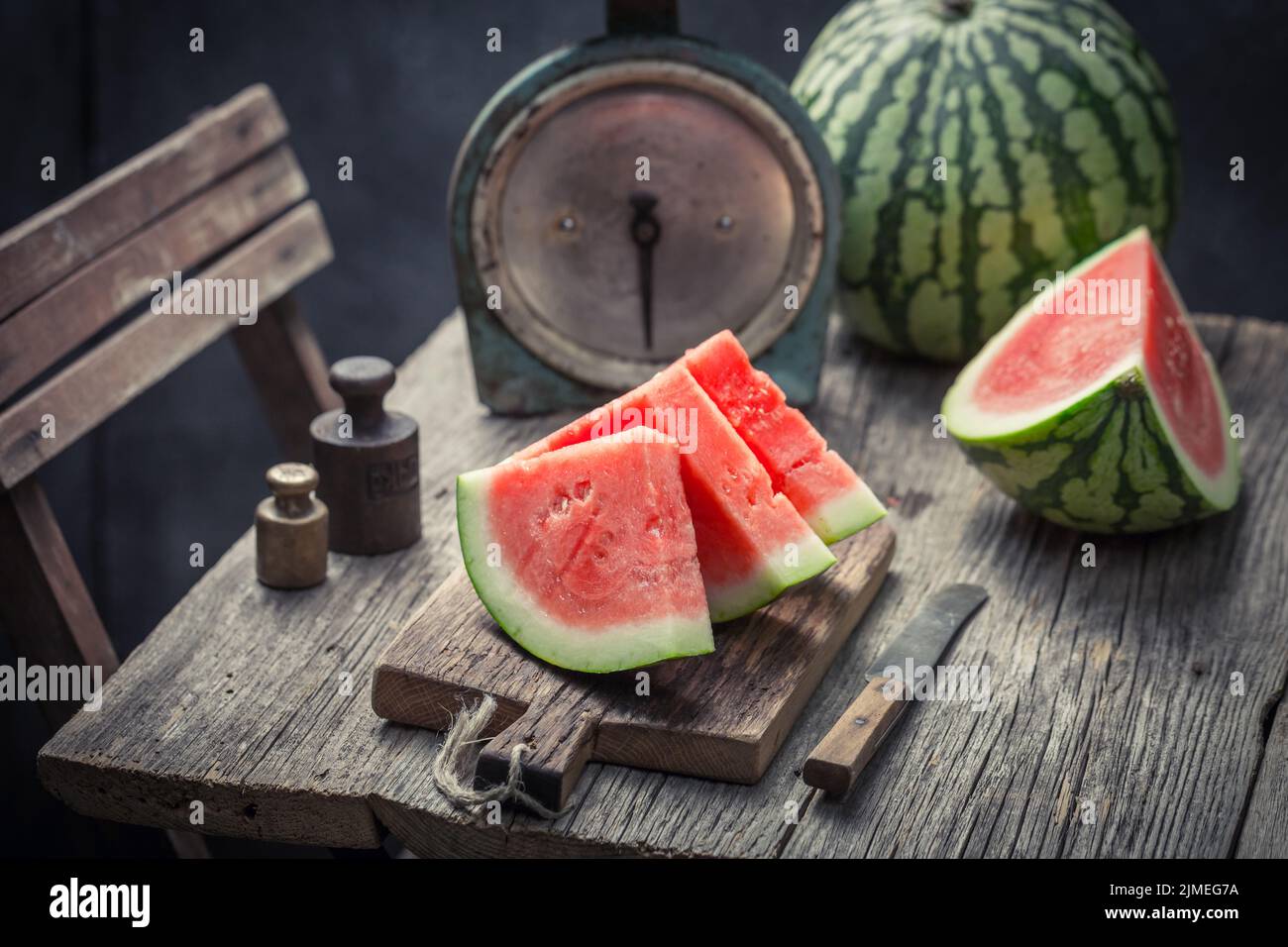 Pastèque fraîche et douce hachée prête à manger. Pastèque coupée en tranches et prête à manger. Banque D'Images