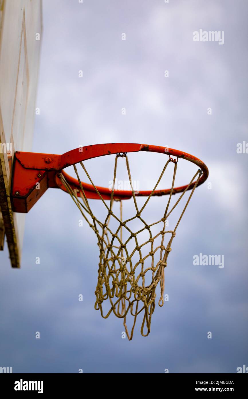 Panier de basket-ball extérieur sur un ciel orageux. Aire de jeux. Banque D'Images