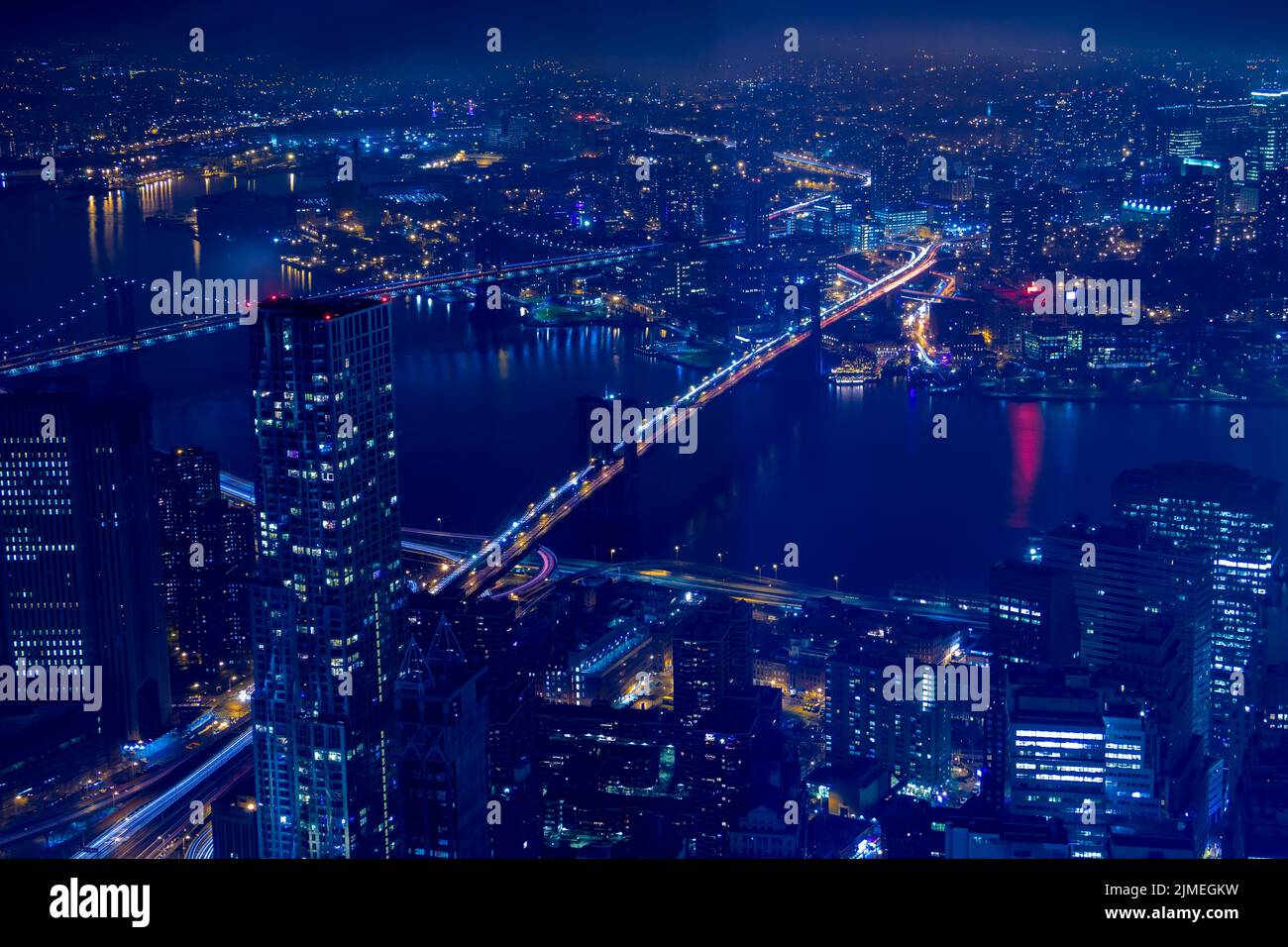 Vue aérienne nocturne de la ville de New York et des ponts de l'East-River Banque D'Images