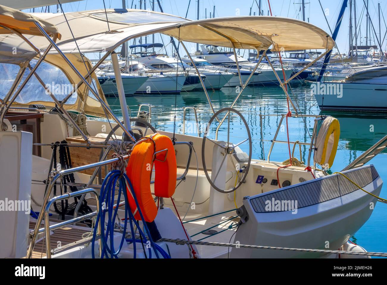 Parking bateau et Stern of a Sailing Cruise Yacht Banque D'Images