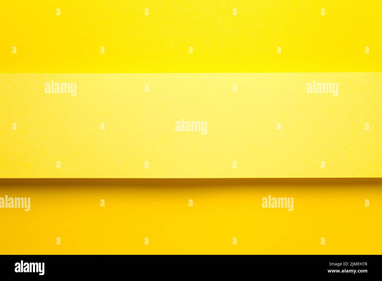 Papier continu jaune sur fond papier jaune Banque D'Images