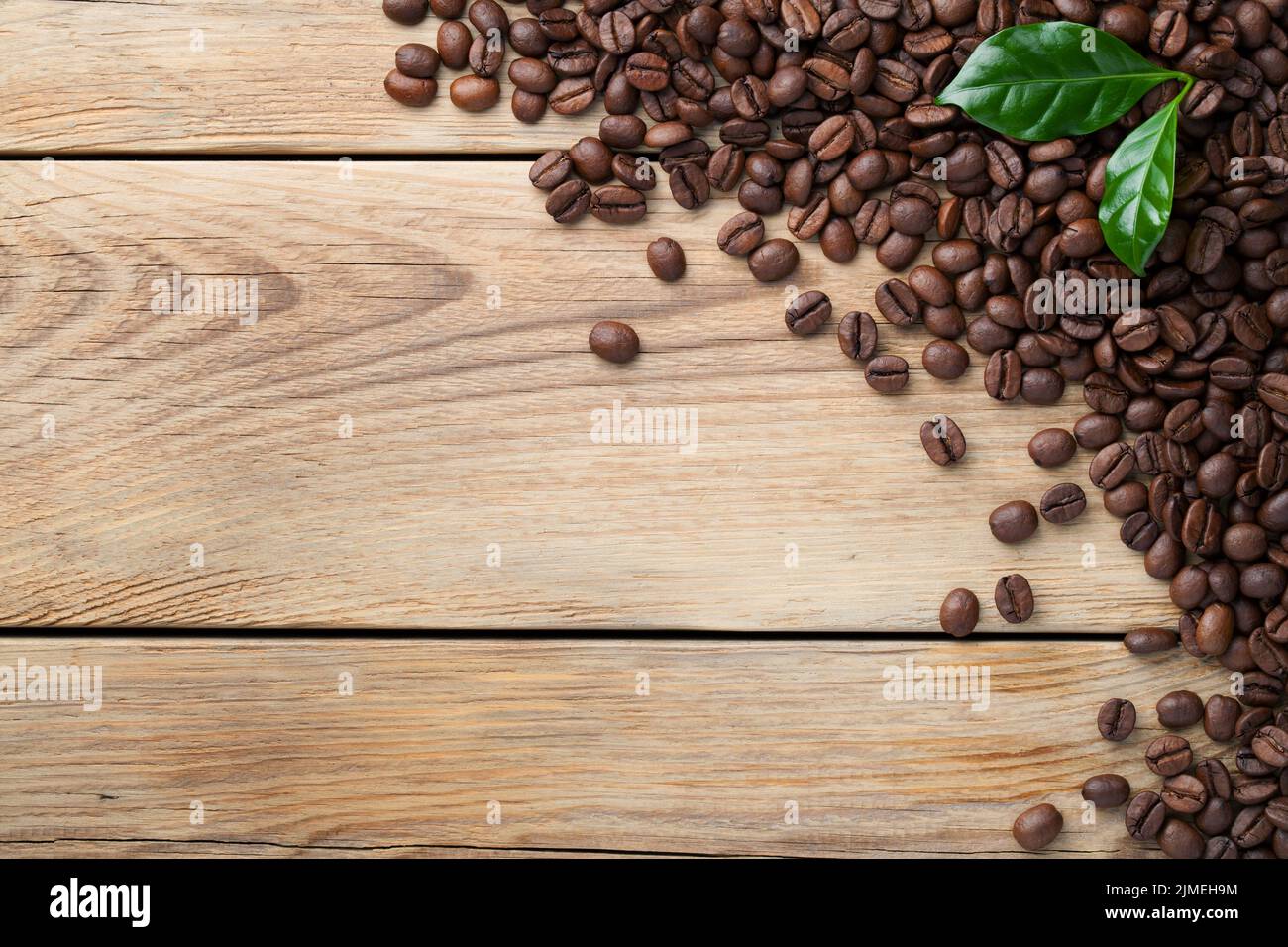 Grains de café sur fond de table en bois Banque D'Images