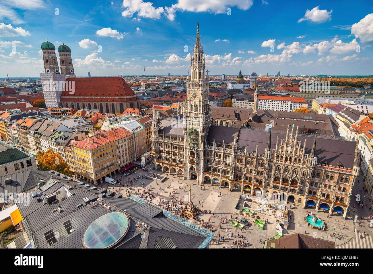 Munich Allemagne, vue panoramique sur la ville à Marienplatz, nouvel hôtel de ville avec feuillage d'automne Banque D'Images