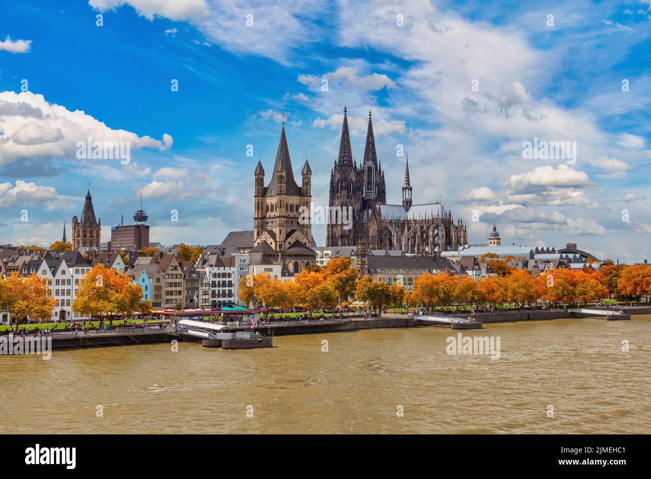 Cologne Allemagne, horizon de la ville à la cathédrale de Cologne (Cologne Dom) et le Rhin avec feuillage d'automne Banque D'Images
