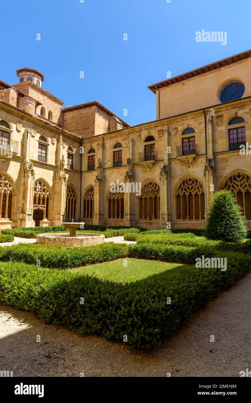 Ona, Espagne - 5 août 2020 : monastère bénédictin de San Salvador de Oña à Burgos. Cloître gothique Banque D'Images