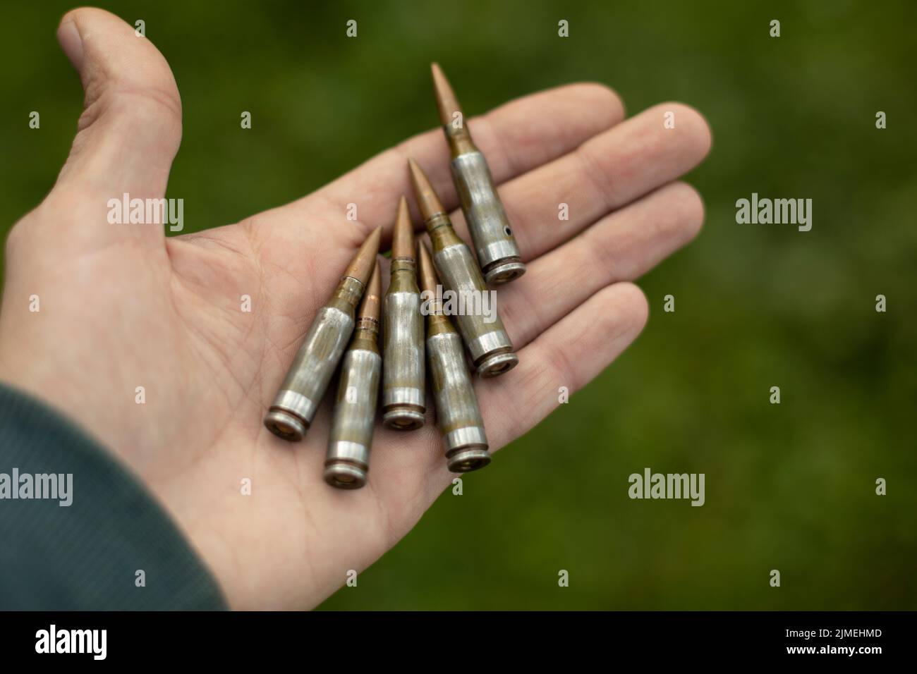 Cartouches dans la paume de votre main. Mitrailleuse de balles dans la main. Coques pour le tournage. Détails des armes militaires. B Banque D'Images