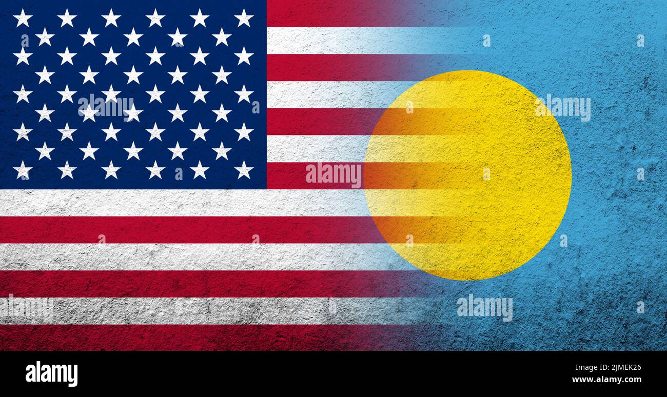 Drapeau national des États-Unis d'Amérique (États-Unis) avec drapeau national des Palaos. Grunge l'arrière-plan Banque D'Images