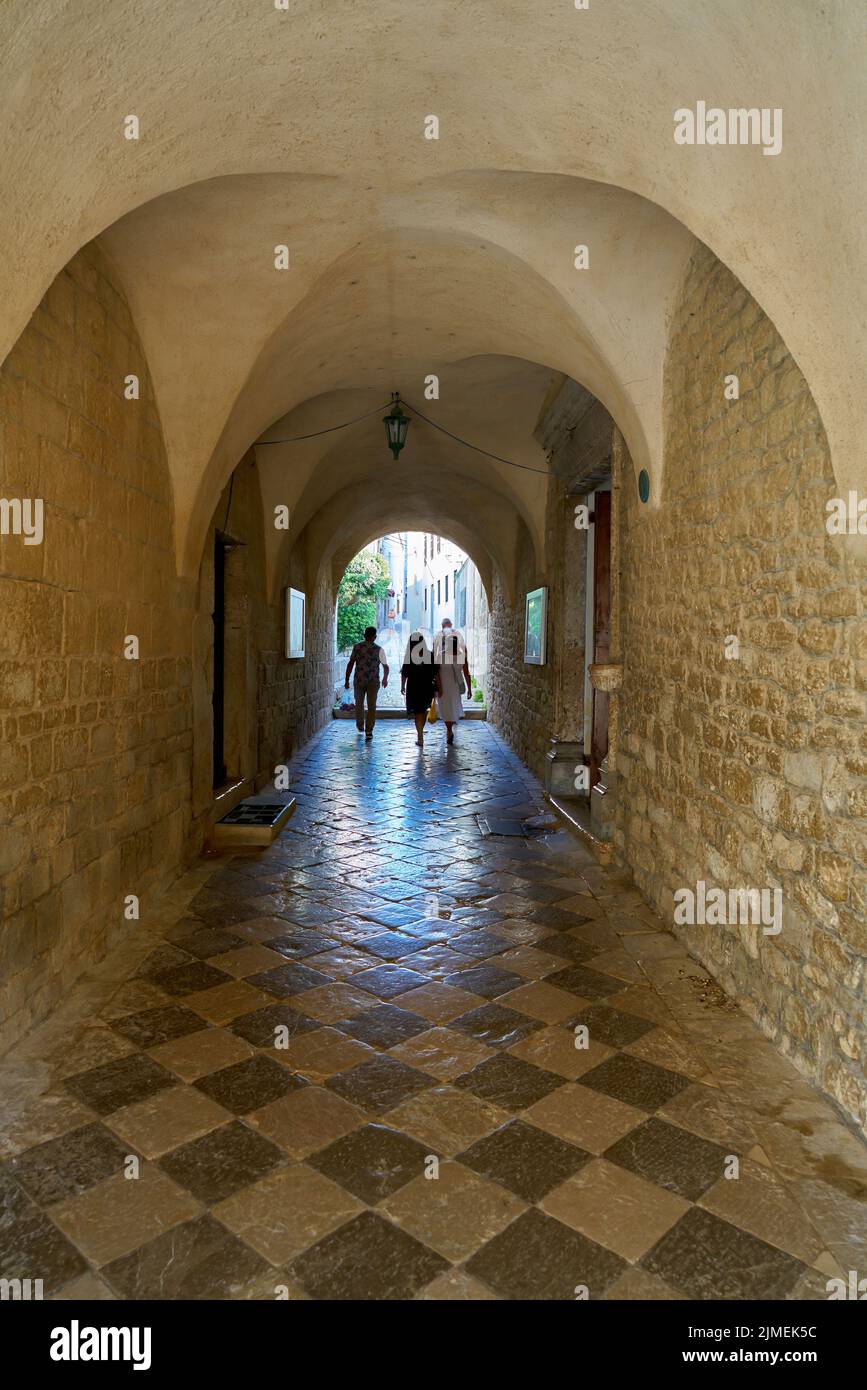 Touristes à un passage à la cathédrale Saint-Quirinus dans la vieille ville de Krk en Croatie Banque D'Images