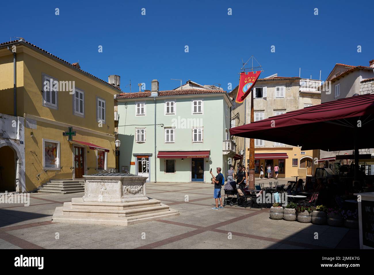 Place du marché de la ville de Krk sur l'île du même nom sur la mer Adriatique en Croatie Banque D'Images